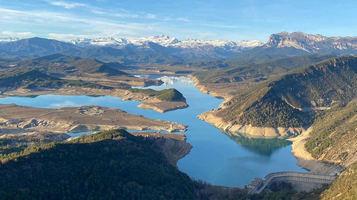 Vista aérea del embalse de Mediano, en la Ribagorza.