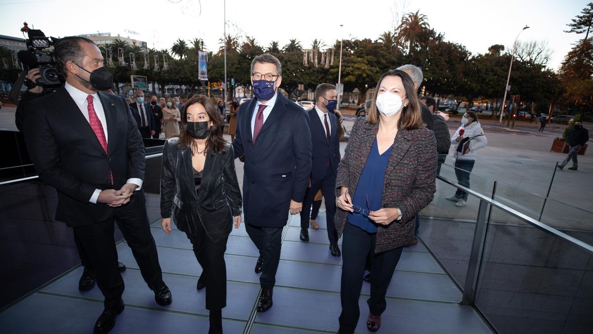 El presidente de la Xunta, Alberto Núñez Feijóo, este miércoles junto a la alcaldesa de A Coruña, Inés Rey, y el presidente de Abanca, Juan Carlos Escotet, en unas jornadas del periódico Expansión.