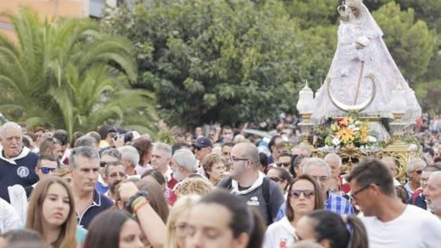 Nuestra Señora de las Virtudes por Villena. Abajo, disparos de arcabucería.