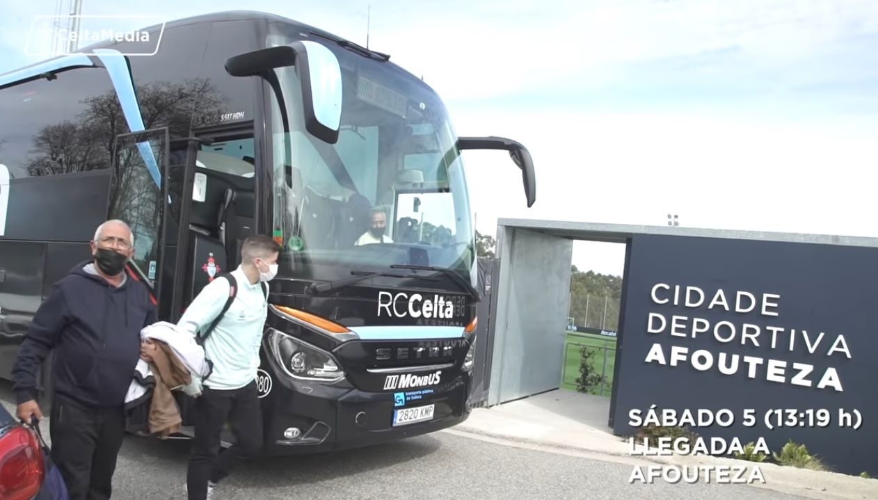 El 'taxi' que les recoge es el autobús oficial del Celta que les lleva a la ciudad deportiva Afouteza