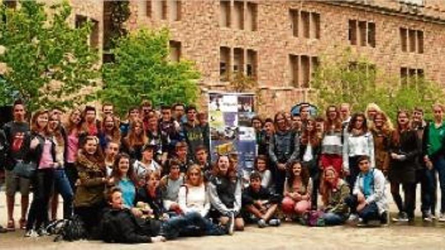 Foto de grup dels alumnes dels dos centres educatius. La futura trobada es farà l&#039;any que ve a Viena