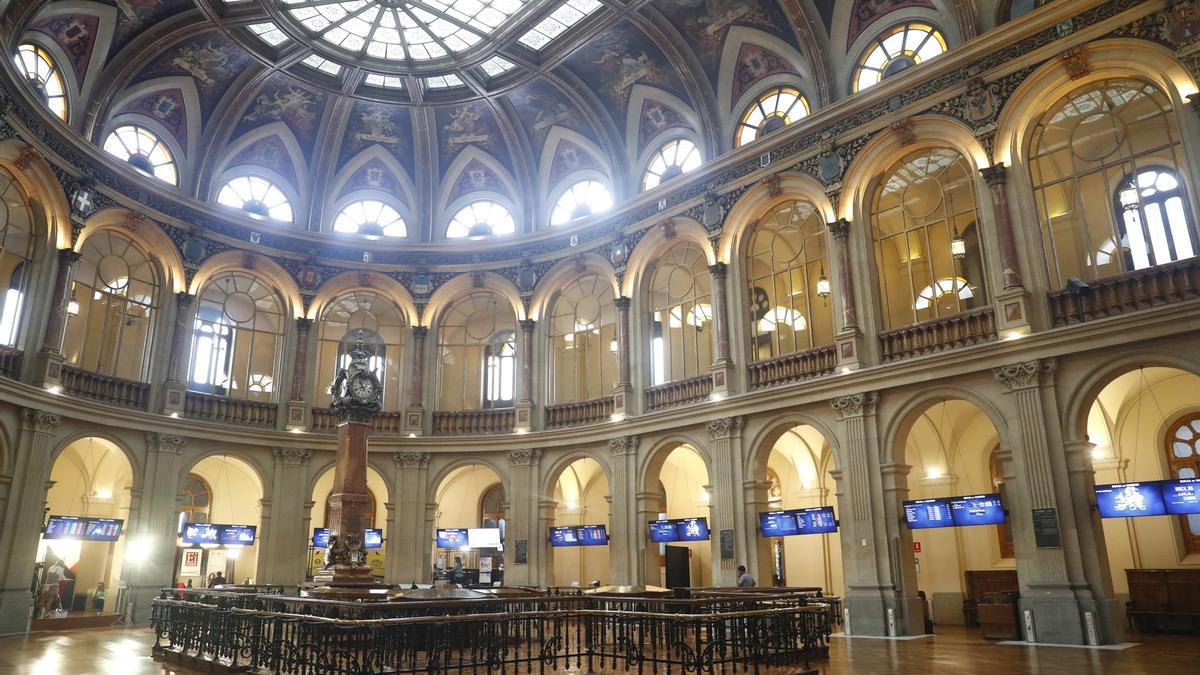 Paneles con los índices bursátiles en el Palacio de la Bolsa de Madrid.