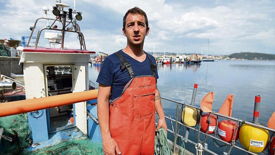 Carlos Carballa, en el barco en el que ahora trabaja.  // Gustavo Santos