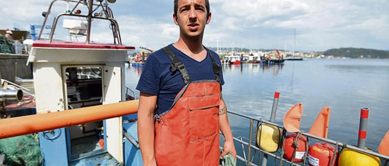 Carlos Carballa, en el barco en el que ahora trabaja.  // Gustavo Santos