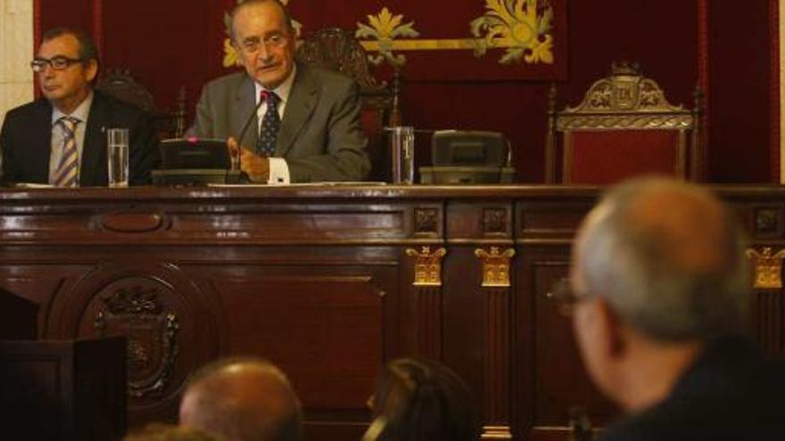 Francisco de la Torre debate con Pedro Moreno Brenes durante el pleno de ayer.