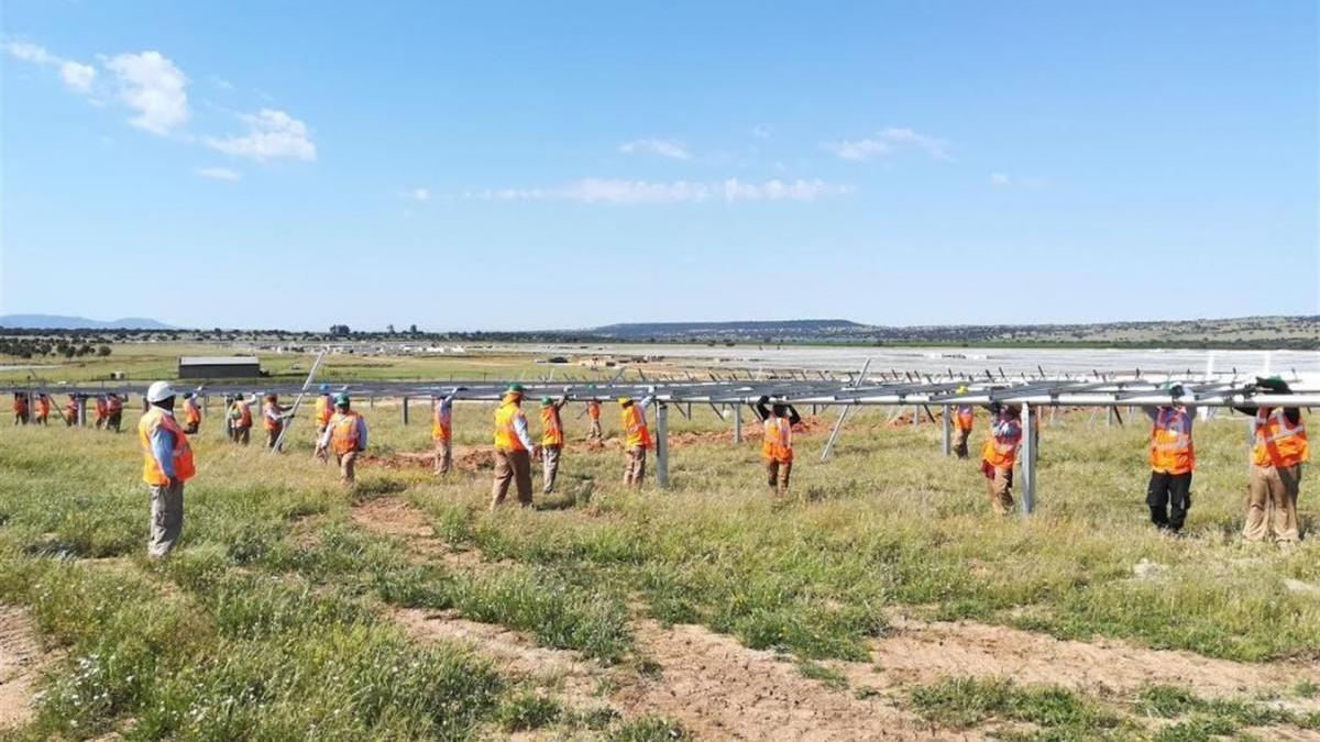 Las obras de seis plantas fotovoltaicas en Extremadura generan 1.327 empleos