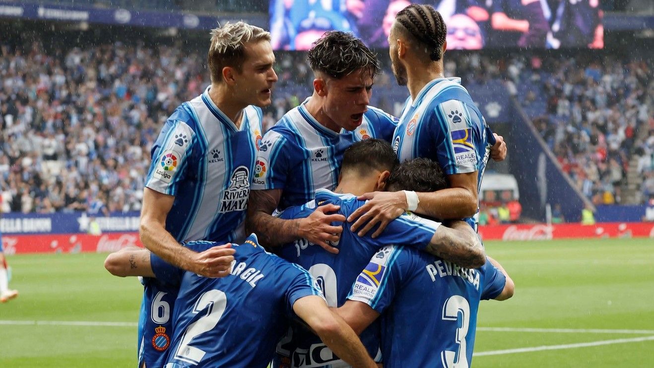 Joselu celebra su gol ante el Getafe con Óscar Gil, Pedrosa, Denis, Melamed y Braithwaite.
