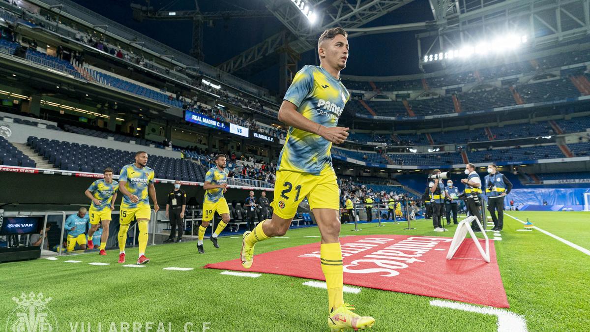 Yeremi Pino salta a calentar en el Bernabéu.