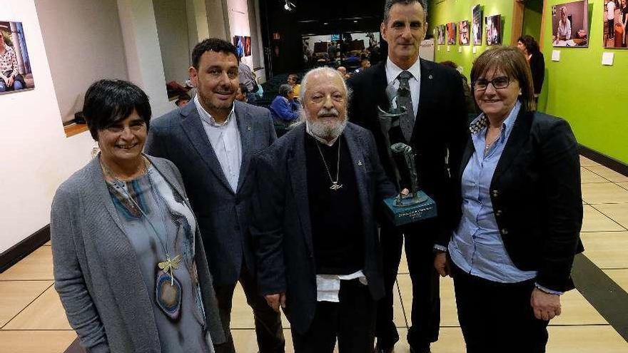 García Santaclara, en el centro, con el premio, junto a Esperanza del Fueyo, Julio García, José Vicente Barbón y Pilar Varela, ayer, en Pola de Laviana.