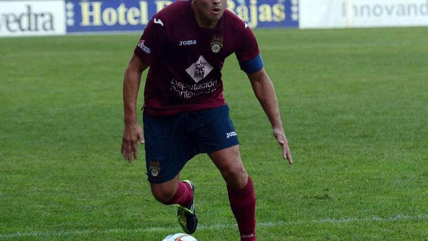 Adrián Gómez en un partido con la camiseta del Pontevedra, mañana será rival de los granates. // Rafa Vázquez