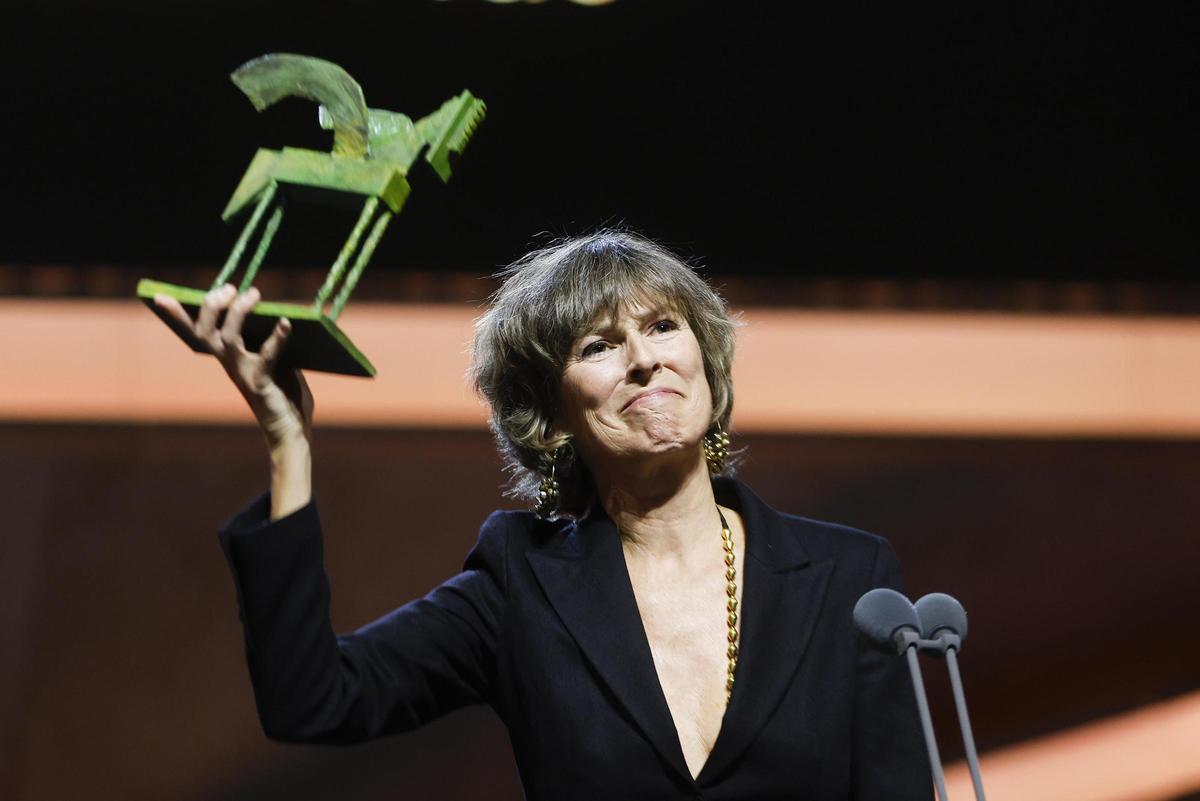 FOTOS | Gala de los Premios Ondas 2024. En la foto, la actriz Mónica López recoge el Premio Ondas Nacional de Televisión a Mejor intérprete femenina en ficción FOTOS | Gala de los Premios Ondas 2024. En la foto, la actriz Mónica López recoge el Premio Ondas Nacional de Televisión a Mejor intérprete femenina en ficción