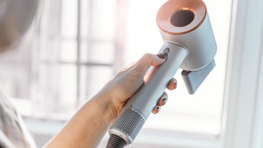 Llega al Lidl el moldeador de pelo más deseado del mercado: seca, alisa y riza por menos de 50 euros