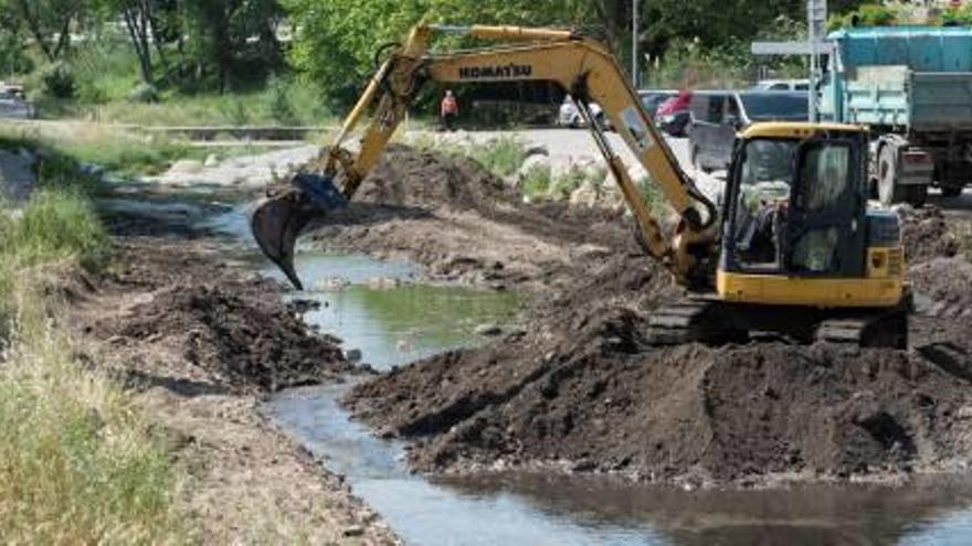 Les màquines, treballant per retirar els sediments.