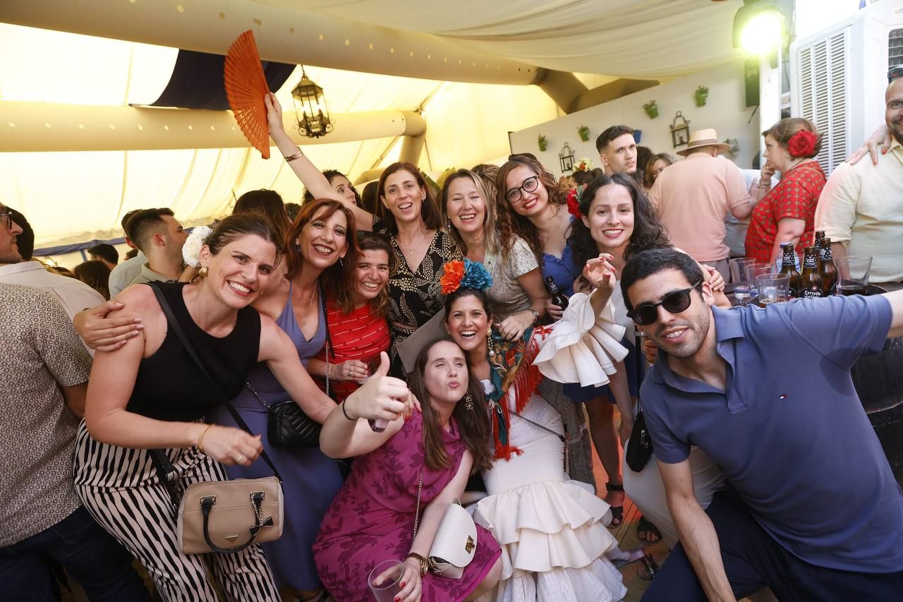 El tardeo se impone en las casetas de la Feria de Córdoba para disfrute de propios y extraños