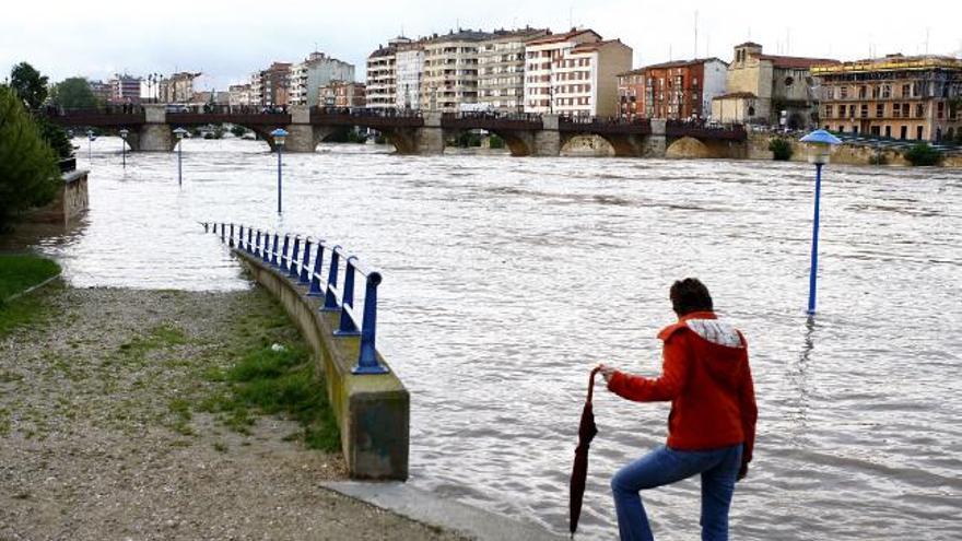 La Junta de Seguridad del Ayuntamiento de Miranda de Ebro (Burgos) activo ayer el protocolo de alerta por riesgo de inundaciones, ante la crecida experimentada en las últimas horas en los tres ríos que pasan por la ciudad. En la imagen el rio Ebro a su paso por la localidad burgalesa de Miranda de Ebro. EFE/Enrique Truchuelo