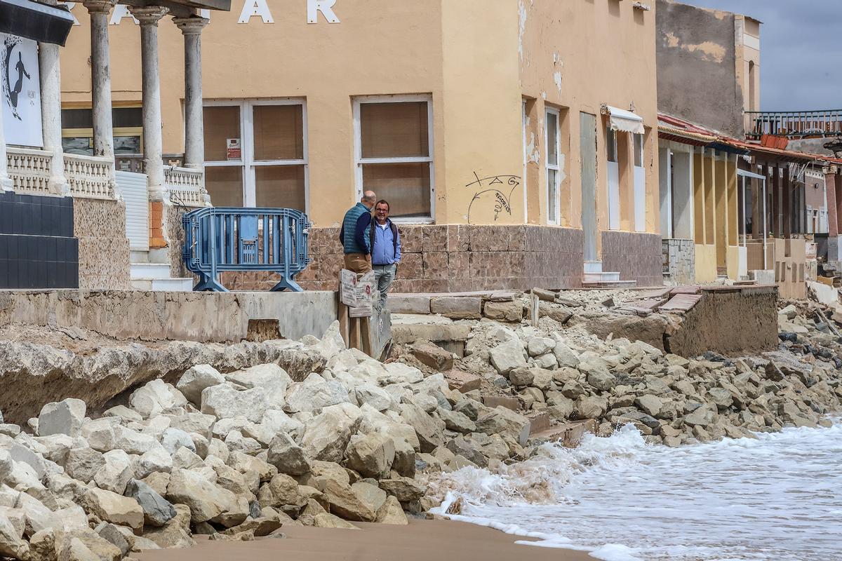 Protección de las viviendas con escolleras entre el mar y las viviendas de Babilonia