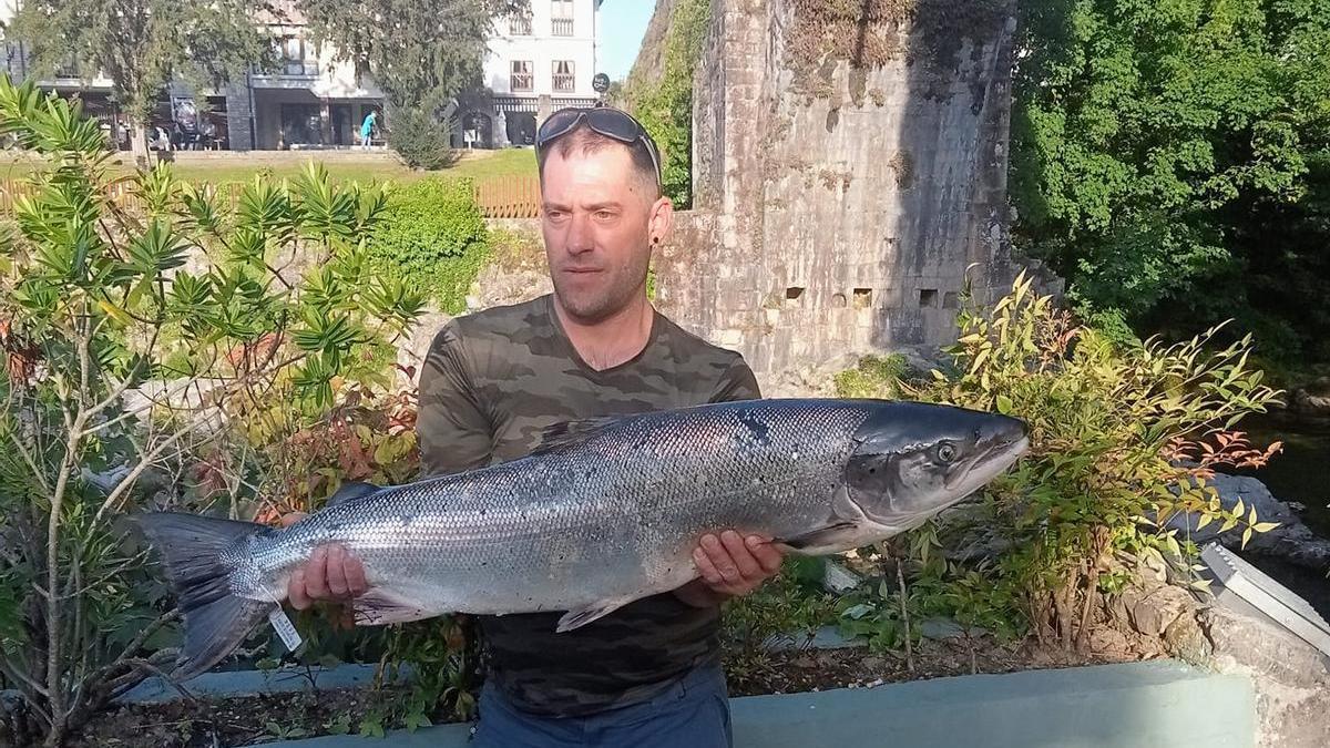 José Luis Celihueta Latorre con su espectacular captura.