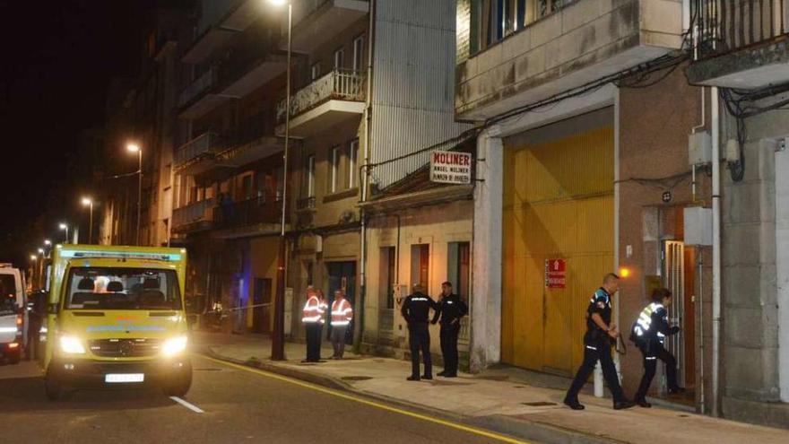 Agentes policiales acceden al portal del edificio afectado, en la noche del martes. // G. Santos