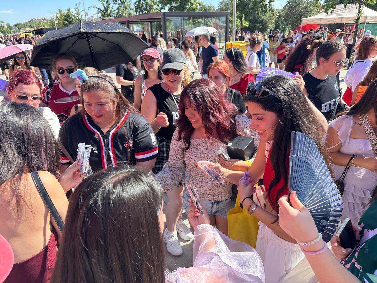 Intercambio de regalos antes del concierto de BTS en Madrid.