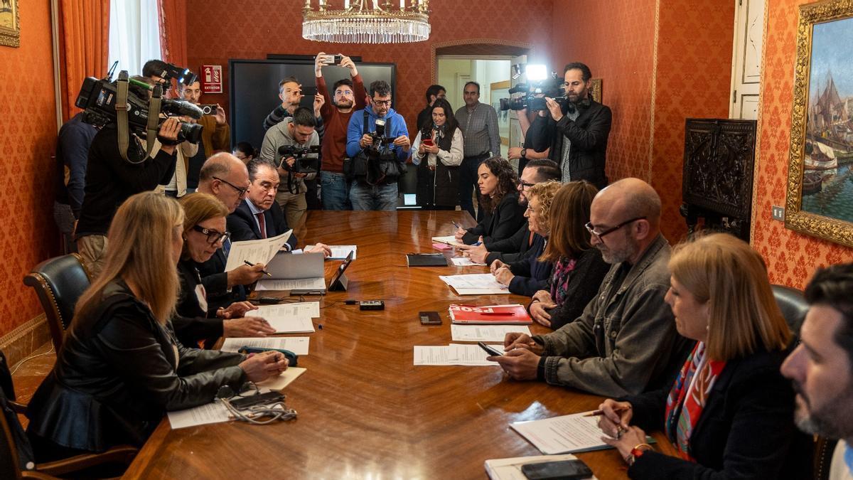 La oposición contrapone el avance judicial en Les Naus al bloqueo de la comisión del Ayuntamiento de Alicante