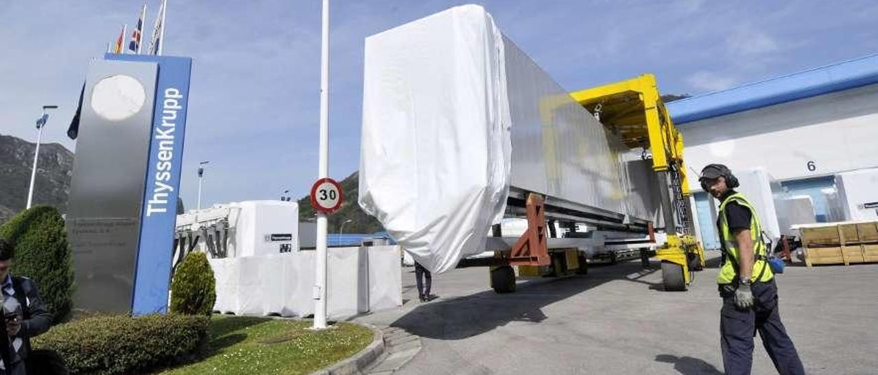 Pasarelas aeroportuarias en una de las factorías de Thyssenkrupp en Mieres.