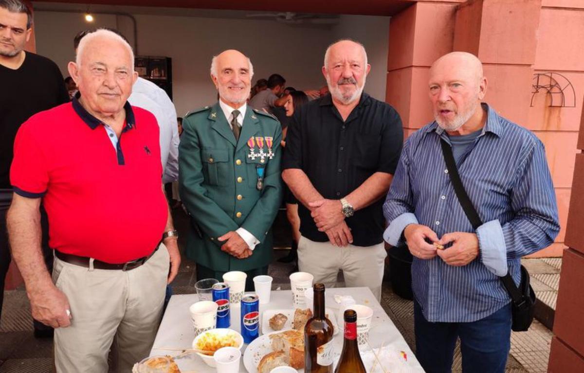 El veterano Antonio López, con amigos vecinos. |  S. Á.