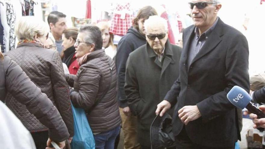 Manuel Alonso, segundo de la derecha con gafas, a su llegada al juzgado de Tui. // J Lores