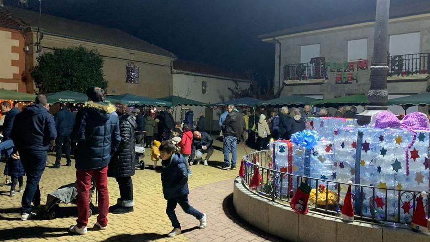 La plaza de El Piñero durante la inauguración del mercadillo navideño que ha pasado por la localidad el sábado y el domingo, cuando los vecinos han aprovechado para hacer las primeras compras navideñas. | Cedidas