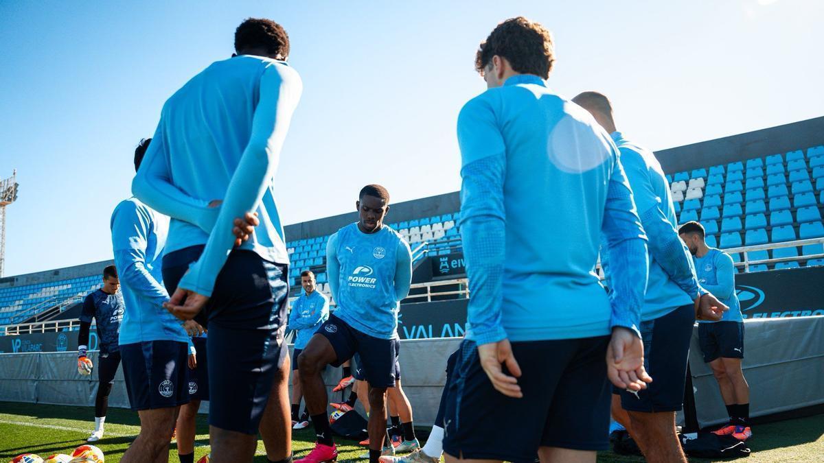 Los jugadores celestes charlan en el último entrenamiento antes de recibir al Tarazona