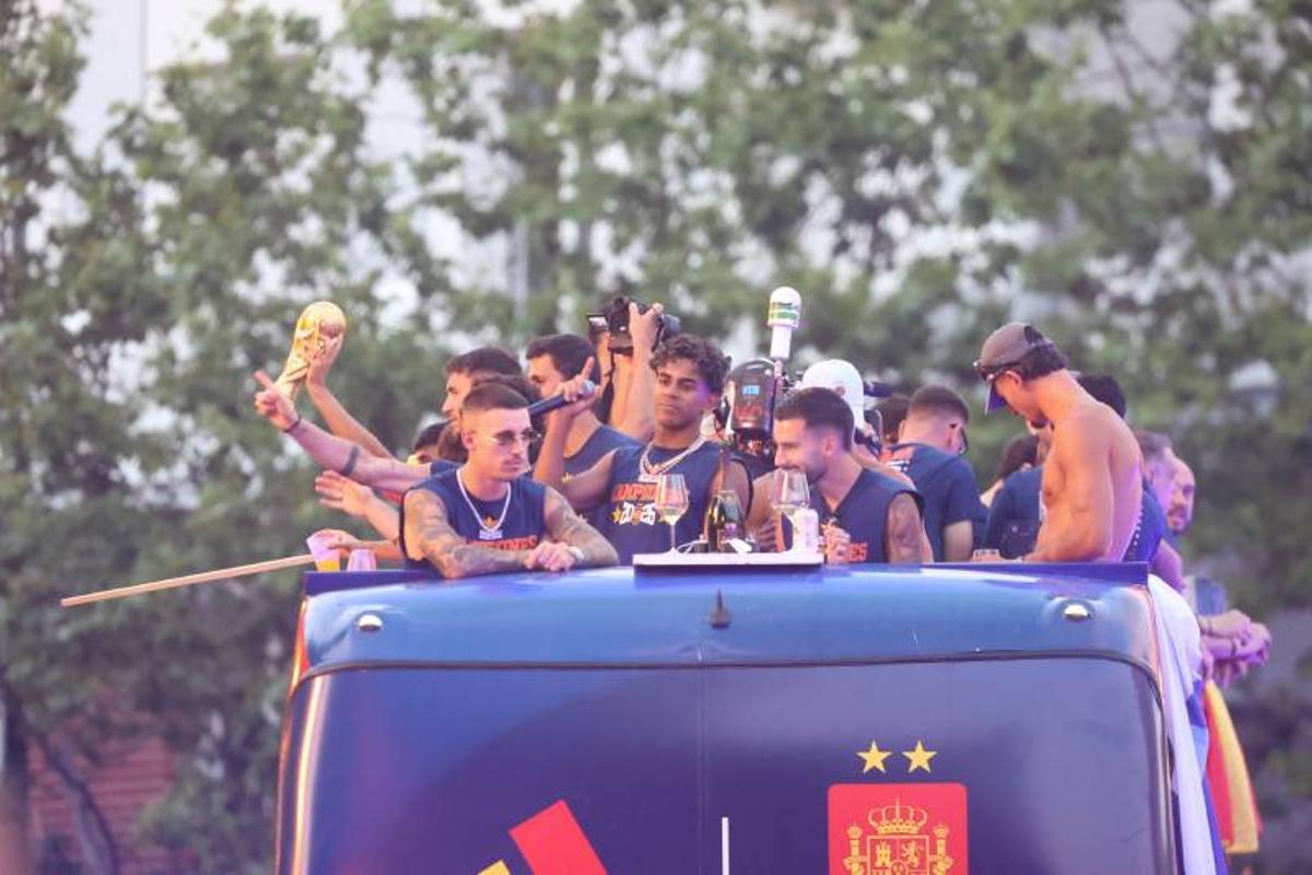 Los jugadores con la Copa del Mundo en la mano saludando a los 2 millones de personas que han ido a verles por Madrid