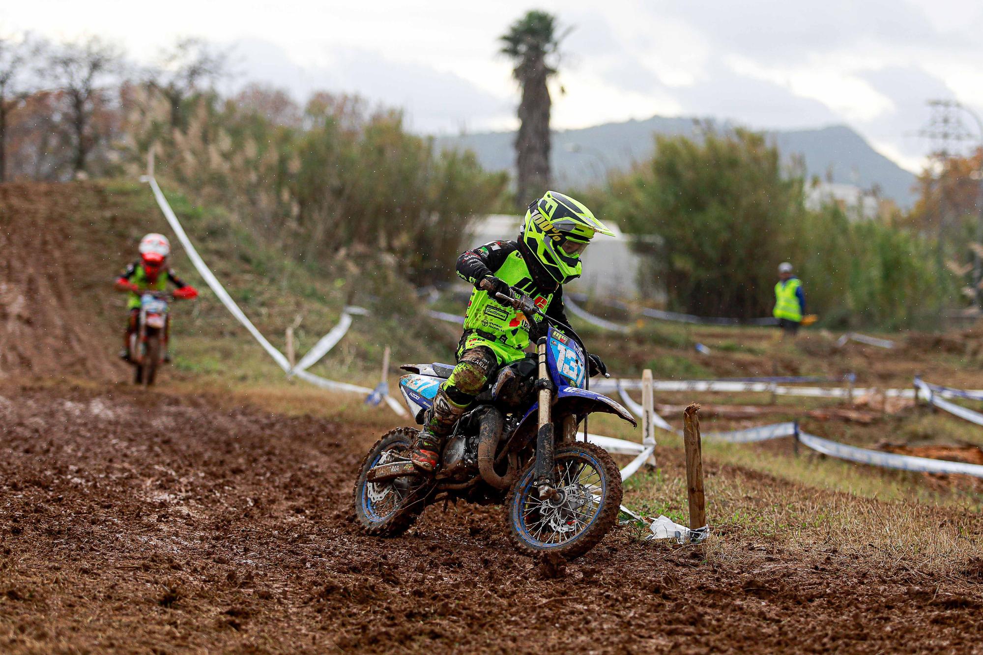 Motocross en Ibiza: el arte de pilotar sobre el barrizal