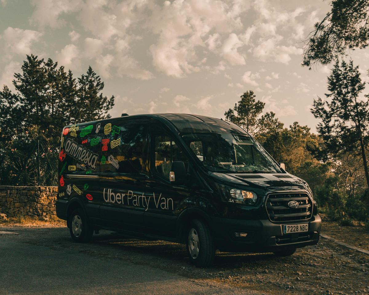 Así luce la nueva Party Van de Uber y Amnesia Ibiza.
