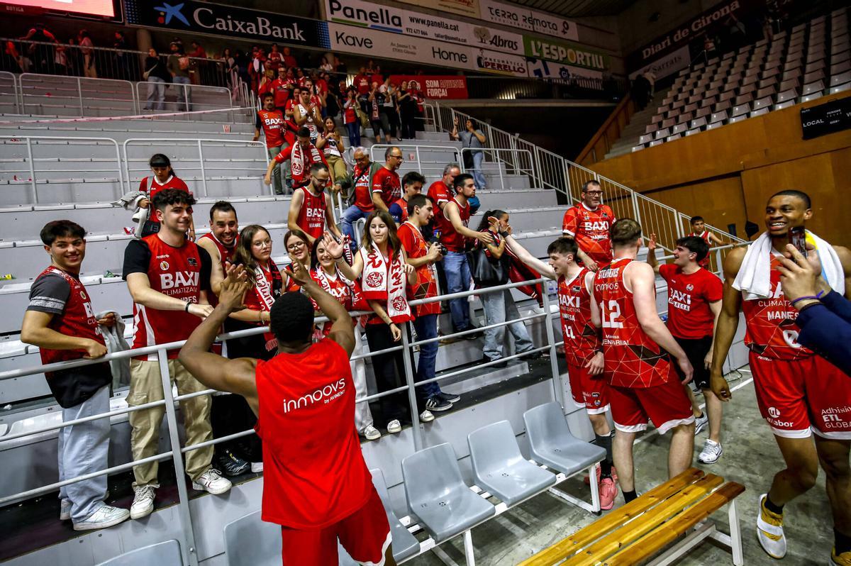 Les millors fotos de la celebració de la permanència del Baxi Manresa a Fontajau