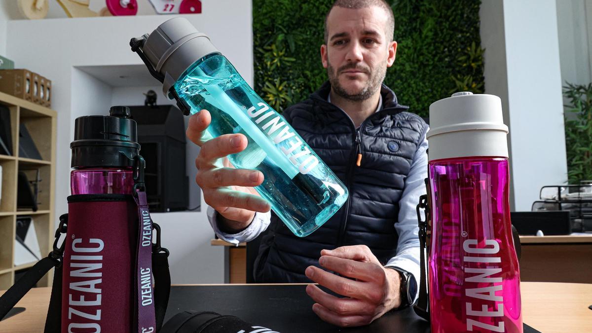 Ricardo Palau, CEO de BSDI, muestra diferentes modelos de la botella que han desarrollado.