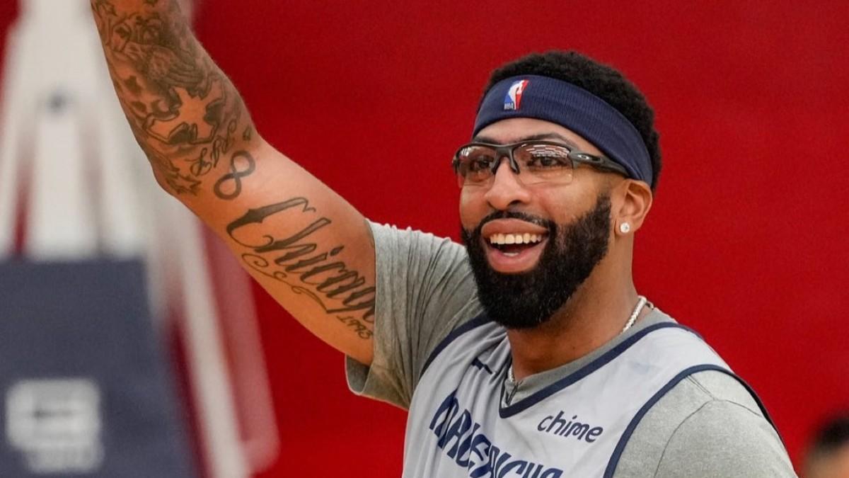 Anthony Davis, con las gafas en pista