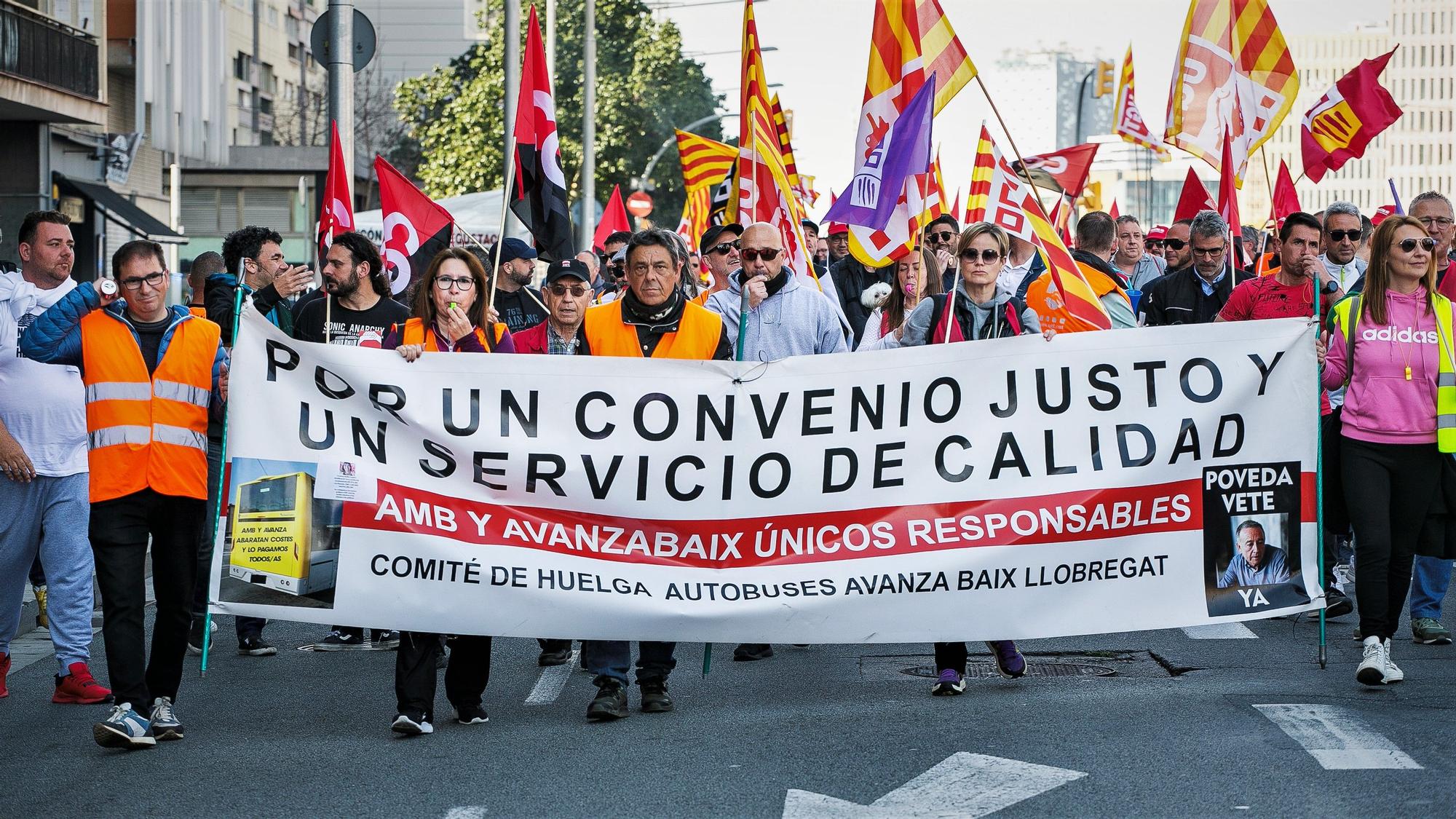 Conductores de Monbus y Avanza en el Baix Llobregat y L'Hospitalet se manifiestan por la Gran Via de Barcelona, el 11 de abril de 2023.