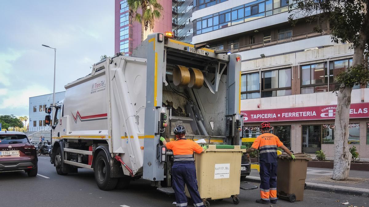 Recogida de basura en la calle Luis Doreste Silva de la capital.