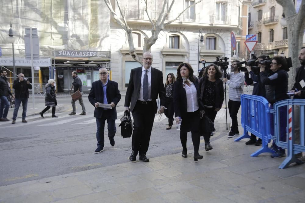 Llegada de Kiko Mestre acompañado del abogado Nicolás González-Cuéllar; de Irene Lanzaco, directora general de gabinete de Presidencia de Prensa Ibérica, y Marisa Goñi y Maria Ferrer, subdirectora y directora de Diario de Mallorca.