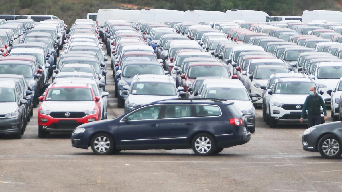 El coche investigado en la campa donde se encuentra en depósito judicial