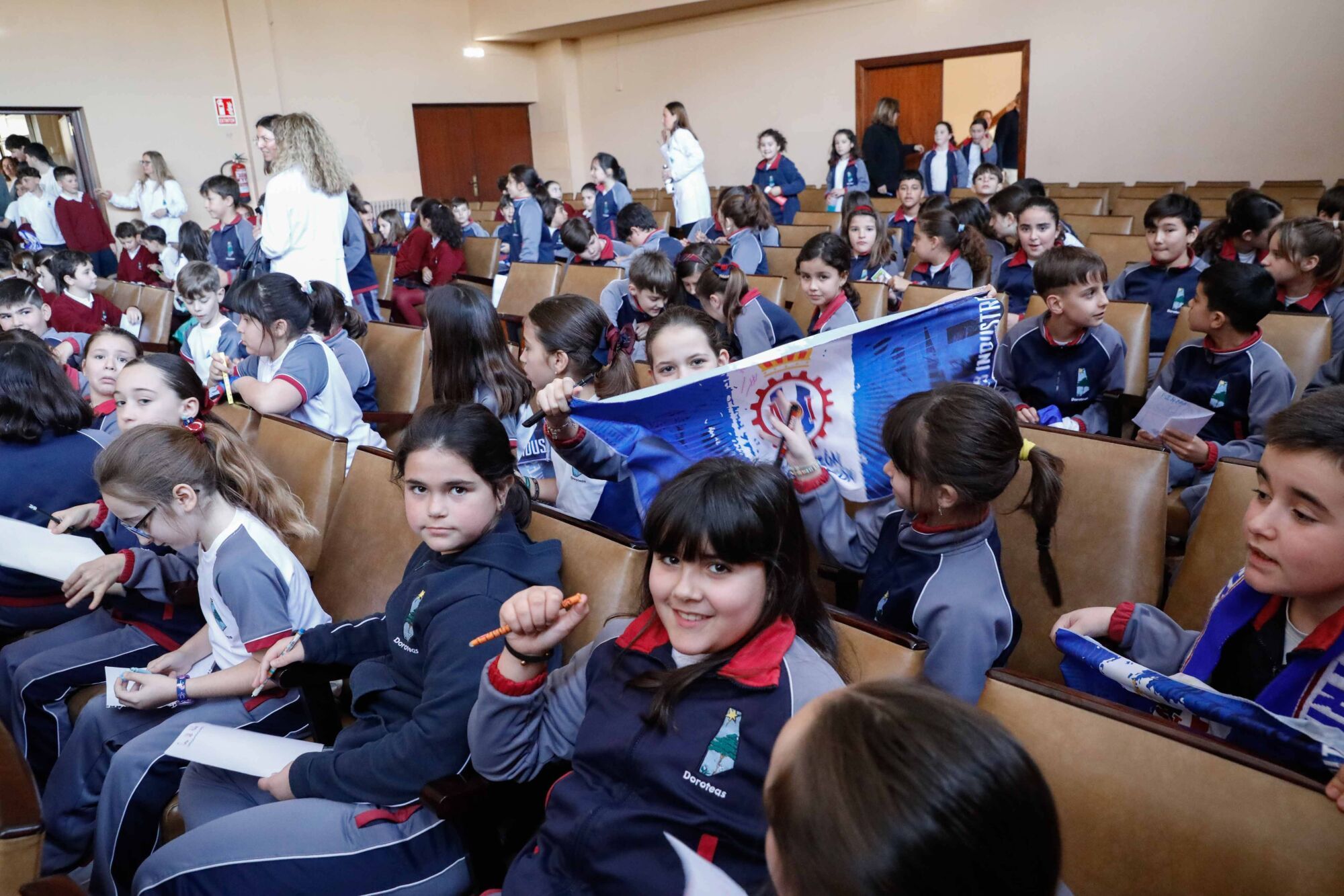 Pasión blanquiazul en Las Doroteas: así vivió el colegio avilesino la visita del Avilés
