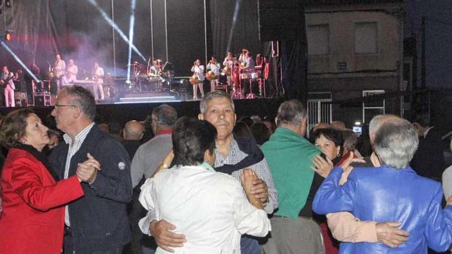 Una verbena en un pueblo de la comarca. // Noé Parga