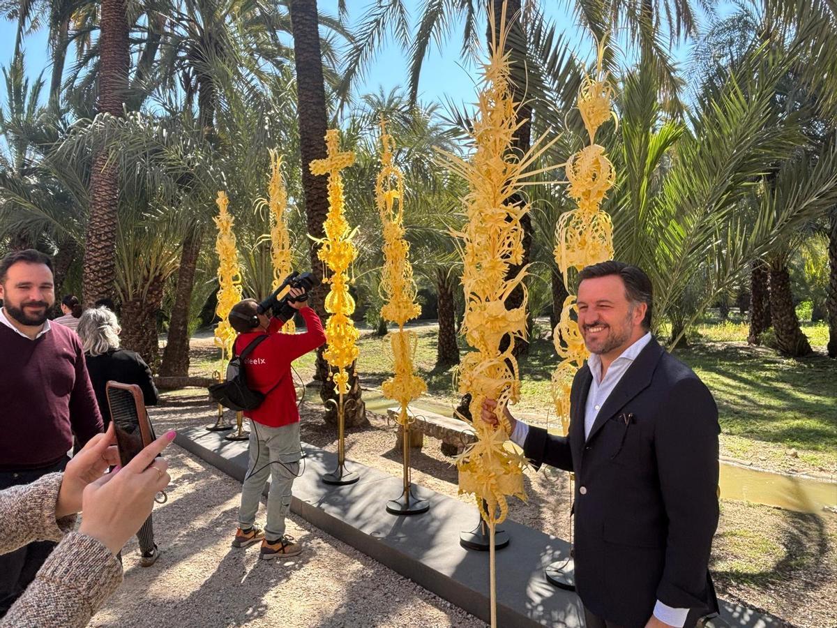 El alcalde de Elche sujeta la palma que le enviará a la primera edil de Crevillent