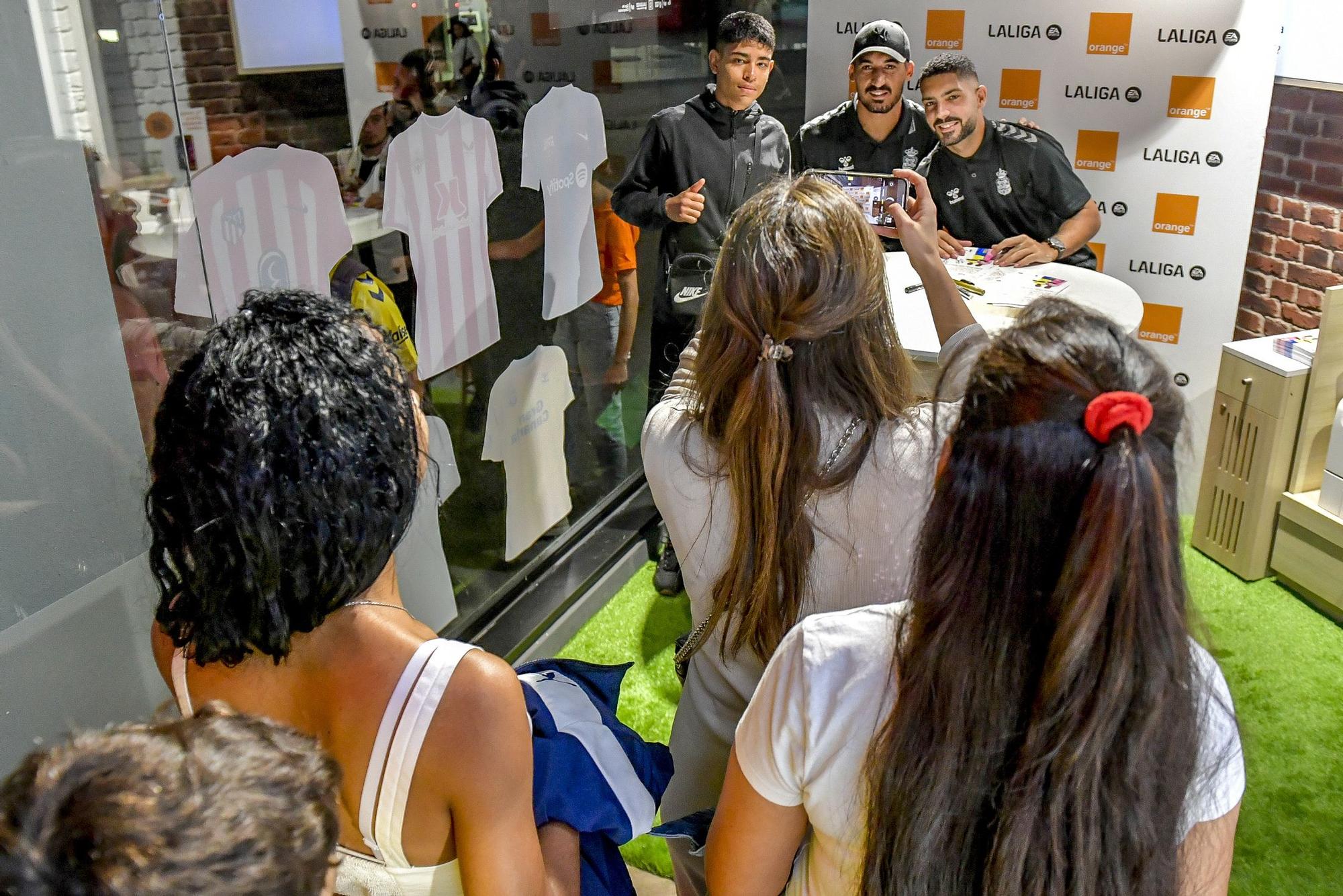 Álex Suárez y Álvaro Valles atienden a los aficionados en la Tienda Orange de la calle Galicia