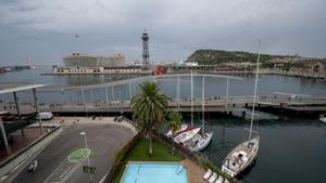 Barcelona. 19.08.2025. Barcelona. Instalaciones del Reial Club Marítim de Barcelona en su ubicación actual al final del Passeig d’Ítaca, junto al Maremagnum, y al fondo, el World Trade Center, espacio donde podría reubicarse el nuevo Marítim . Fotografía de Jordi Cotrina