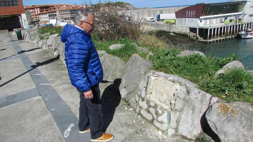 Arrancan una placa de bronce en el barrio de San Antón de Llanes