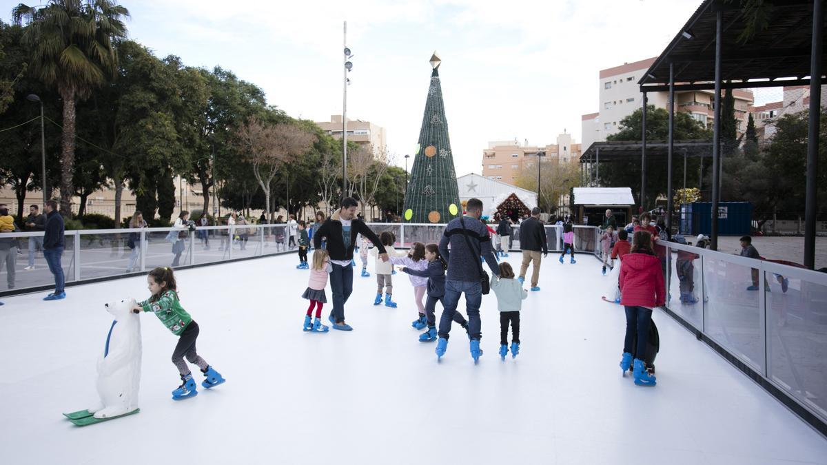 Vila mantiene abierta la pista de hielo todas las Navidades