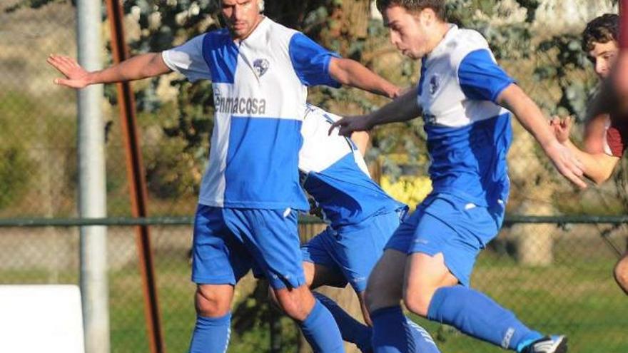 Jugadores del Portonovo durante el partido disputado ante el Pontevedra B en esta pasada liga. // R. V.