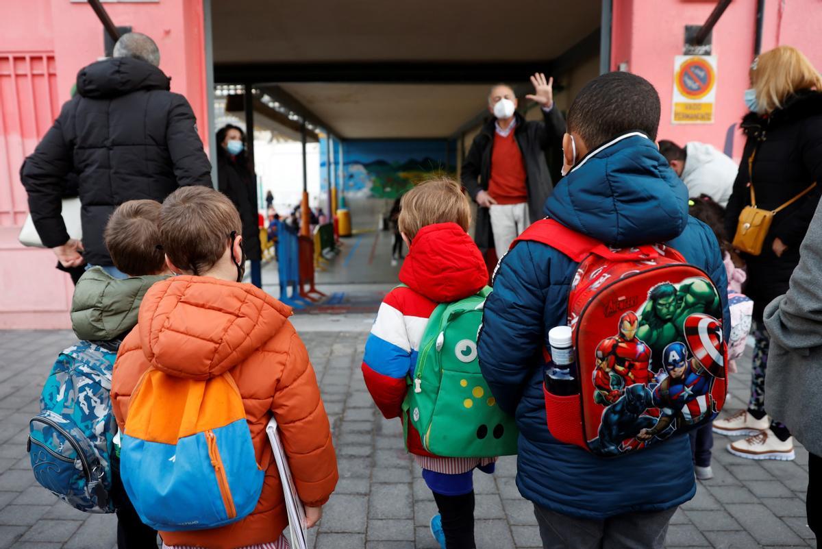 Vuelta al cole en el CEIP Padre Poveda en Madrid, este lunes. El retorno a las clases de forma presencial en todas las etapas y niveles se hará bajo el estricto cumplimiento de los protocolos sanitarios, el temor a que se disparen las bajas laborales de los profesores por la alta transmisión de ómicron y la recomendación de suavizar cuarentenas.