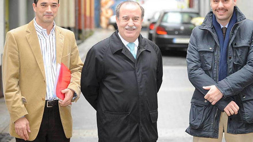 Vidal, Varela y Fernández, en la calle de la Oliva antes de la iniciar el debate.