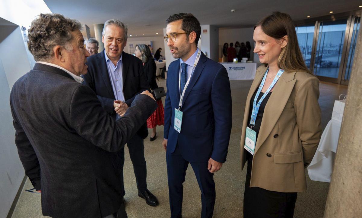 El conselleiro de Sanidade y el alcalde, con organizadores del congreso, ayer en Pontevedra.